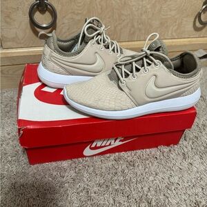 Nike Roshe - women 7.5
